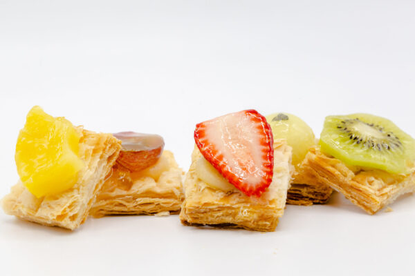Pastes de full amb crema i fruita